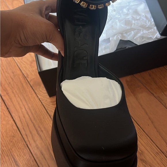 NEW Versace Medusa Aveitas pump - Picture 3 of 9